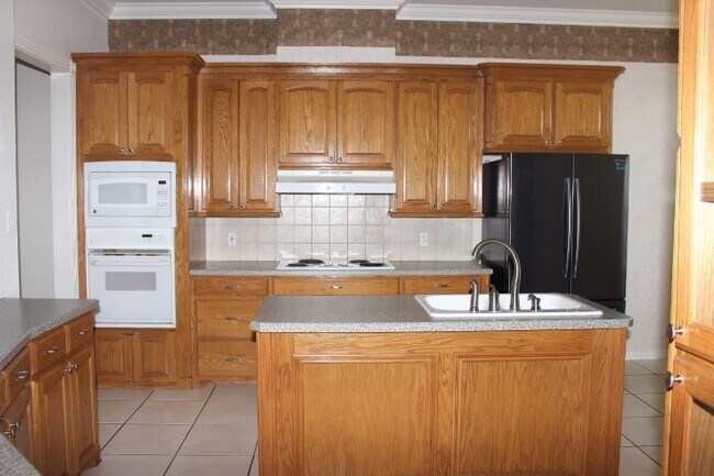 Building Photo - Great West side home located close to shop...