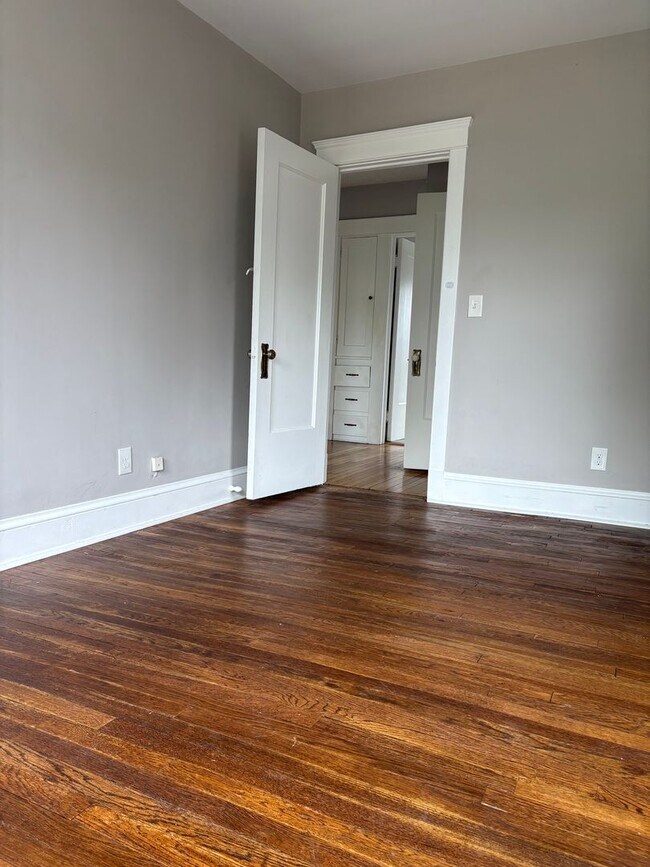 Building Photo - 5 Bedroom Single Family House