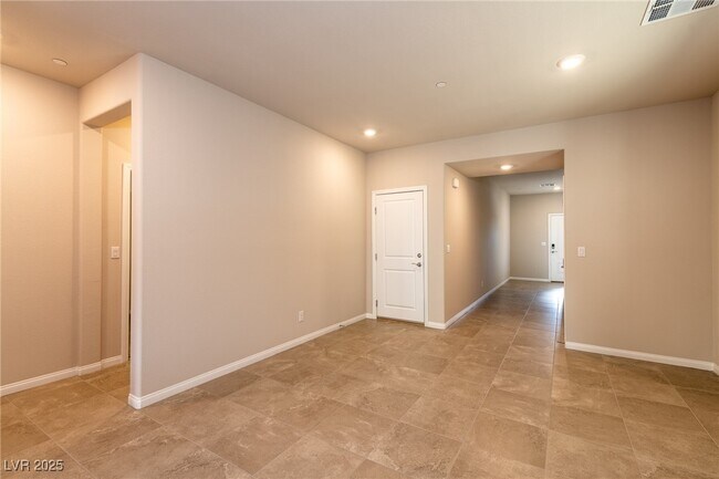 Building Photo - 476 Silverweed Ave