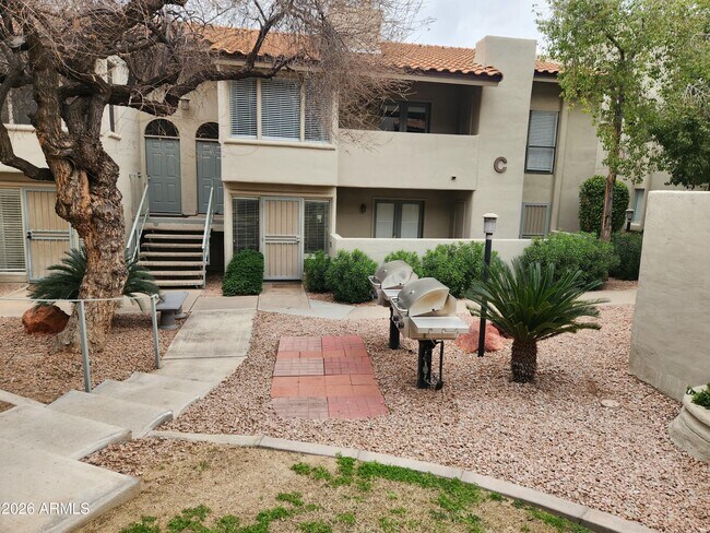 Building Photo - 1820 E Morten Ave