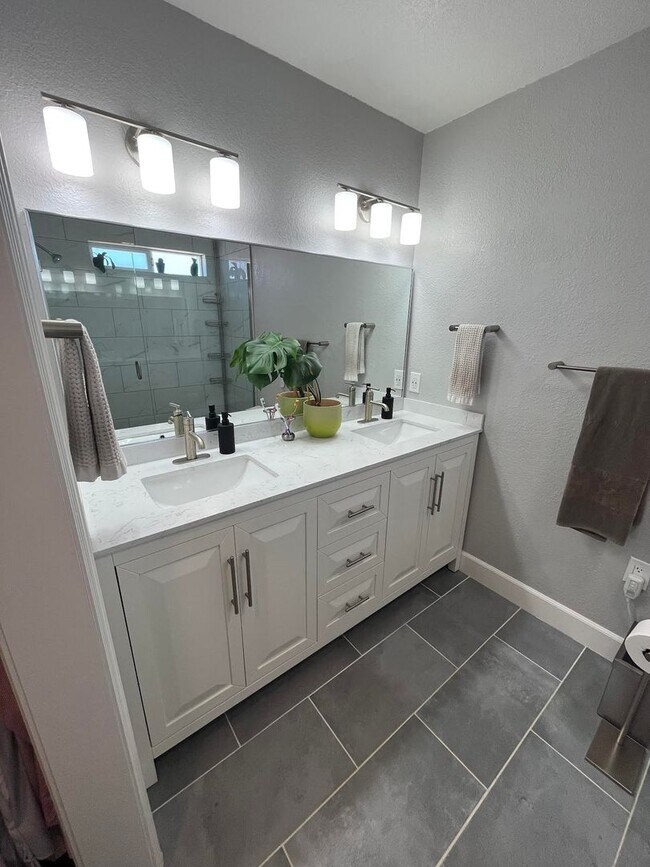 Building Photo - ****Move In Special**** $300 off 1st Month...