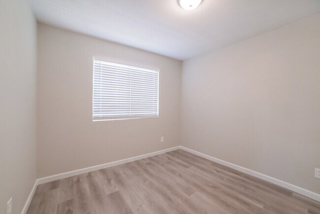 Building Photo - 907 N Red Rock St