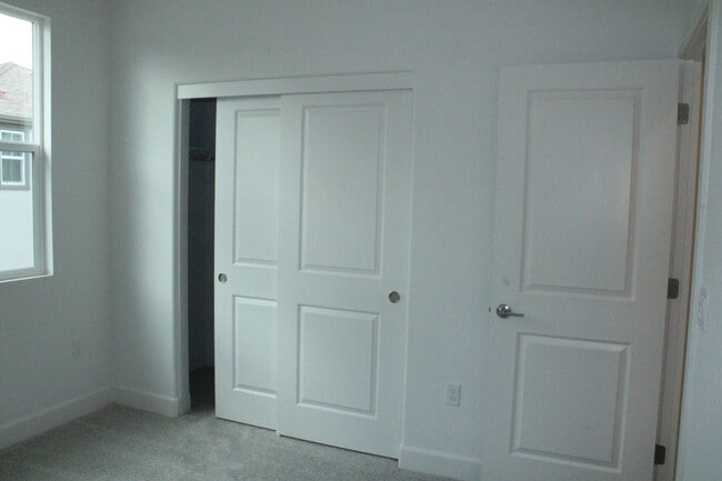 Building Photo - 4 Bedroom / 3 Bath House with Solar in San Marco Community-Close to Bart!