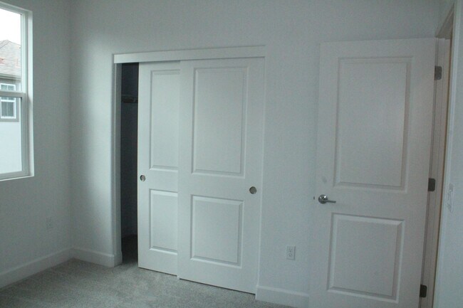 Building Photo - ***PENDING*** 4 Bedroom / 3 Bath House with Solar in San Marco Community-Close to Bart!