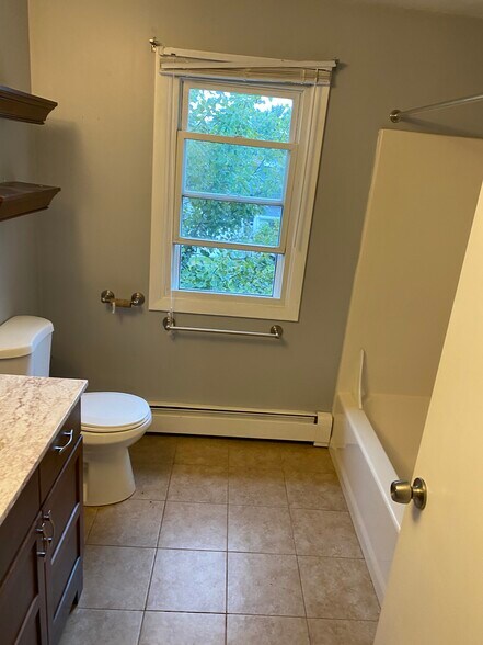 Main Bathroom - 513 Tidewater Dr