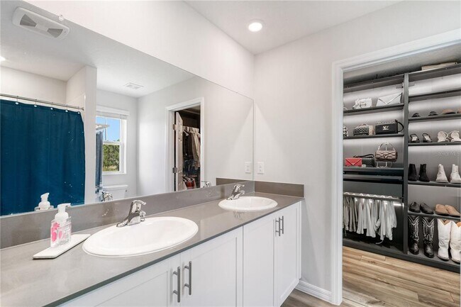 Building Photo - 14884 Summer Br Dr
