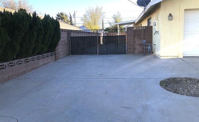 Building Photo - Centrally Located