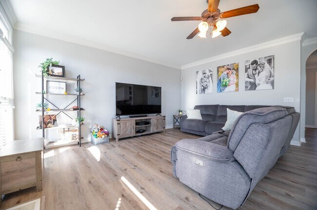 Building Photo - Spacious home situated on a fantastic cul-...