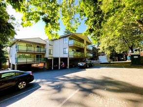 Building Photo - Prime Bellevue Way Location – Brookside Condos!