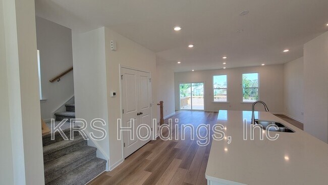 Building Photo - 838 Parc Townes Dr