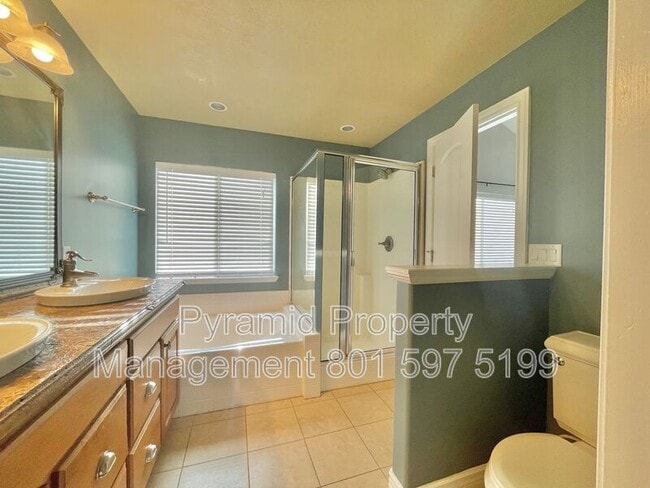 Building Photo - 2896 E Lookout Dr