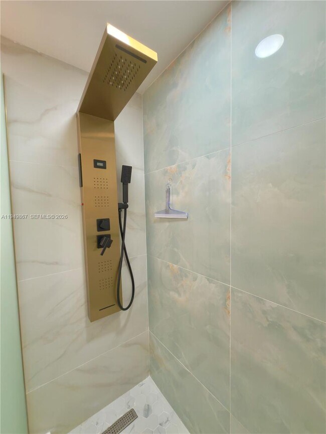 Building Photo - 400 Kings Point Dr