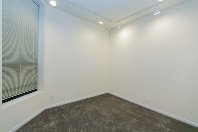 Building Photo - 2324 N Clark St