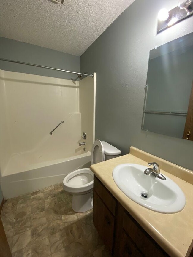 Building Photo - $1,000 | 2 Bedroom, 1 Bathroom Apartment |...