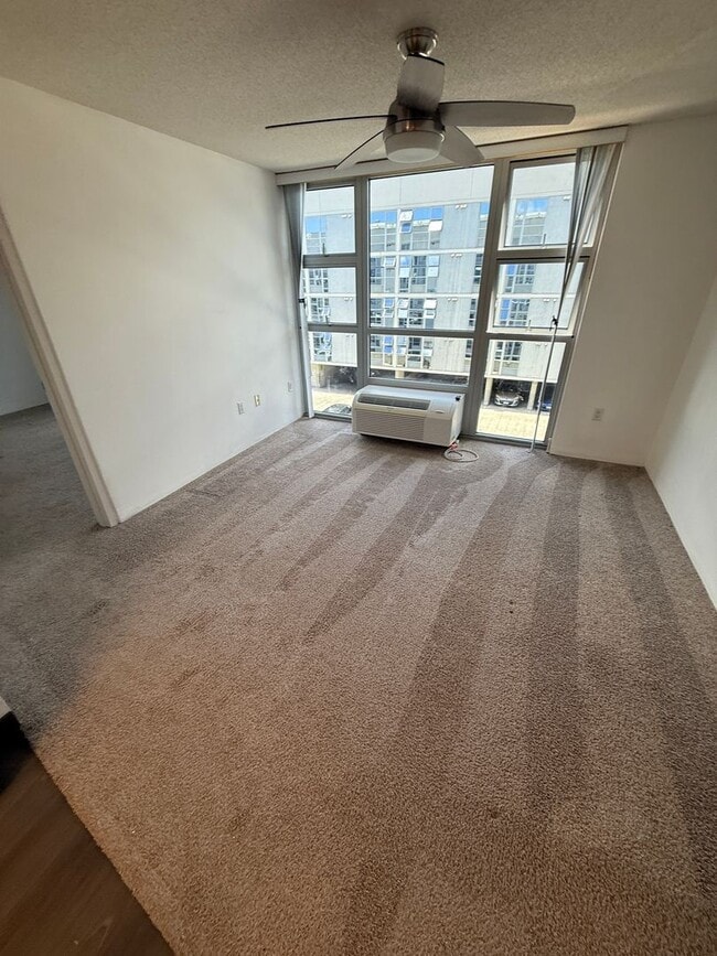 Building Photo - Modern 2 Bed / 2 Bath Condo with Top Ameni...