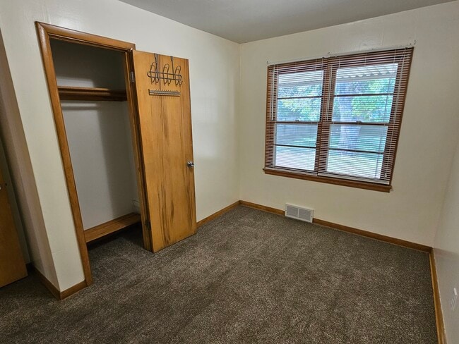 Building Photo - 2415 S Poplar Dr