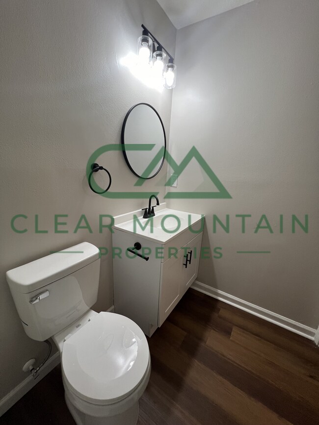 Building Photo - MOVE-IN SPECIAL! 1 MONTH FREE - Modern Upd...