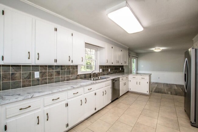 Building Photo - 2089 Rock Springs Cir