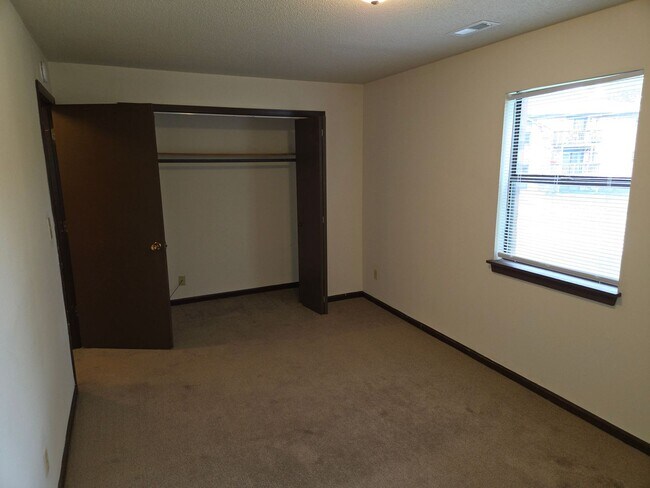 Building Photo - 505 Columbia Dr