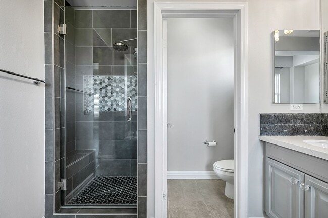 Building Photo - Gorgeous 5 Bedroom Home Behind the Gates i...