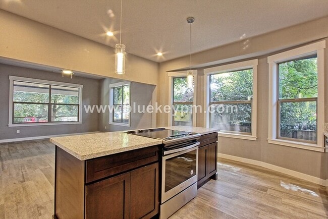 Building Photo - 2 Bed, 2 Bath Unit in Laurelhurst in Beautiful Tri Plex