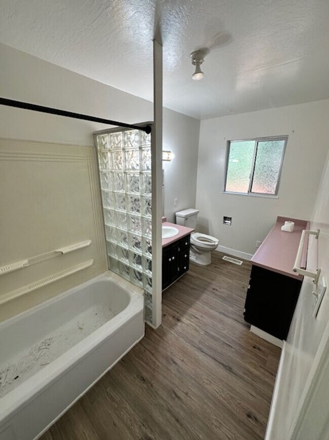 Building Photo - Newly updated pet friendly 4Bd 3Ba home! C...