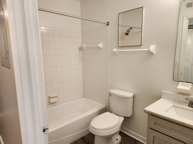 Building Photo - 130-152 Homestead Rd S