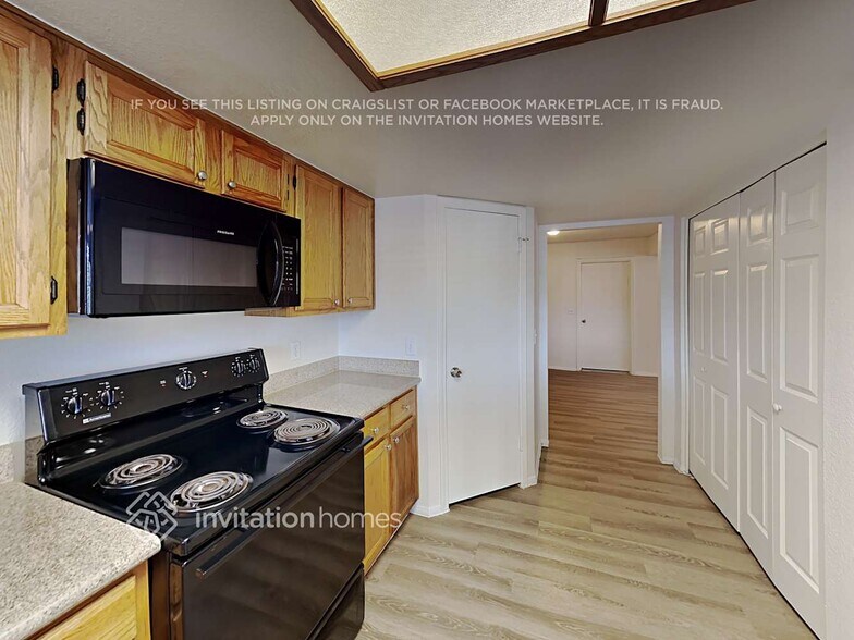 Building Photo - 501 N Red Rock St