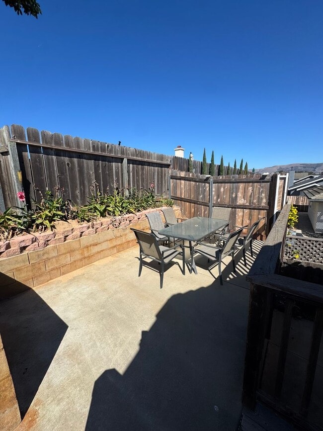 Building Photo - 4-Bedroom Home with Updated Kitchen and Co...