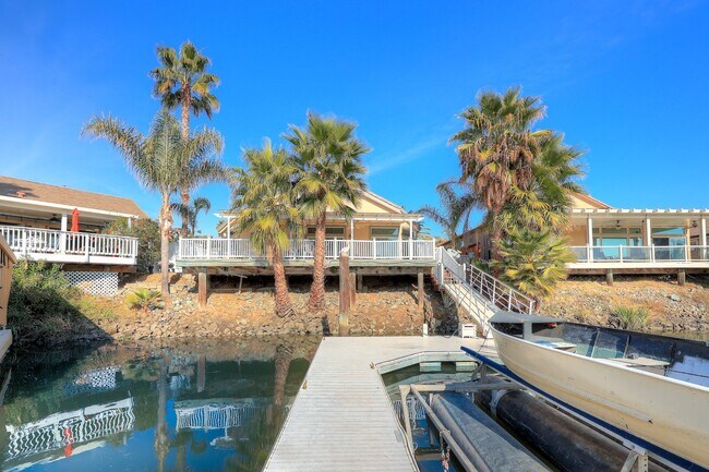 Building Photo - OPEN FLOOR PLAN WITH SIDEYARD PARKING AND ...