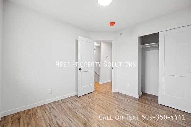 Building Photo - 215 W 1st St