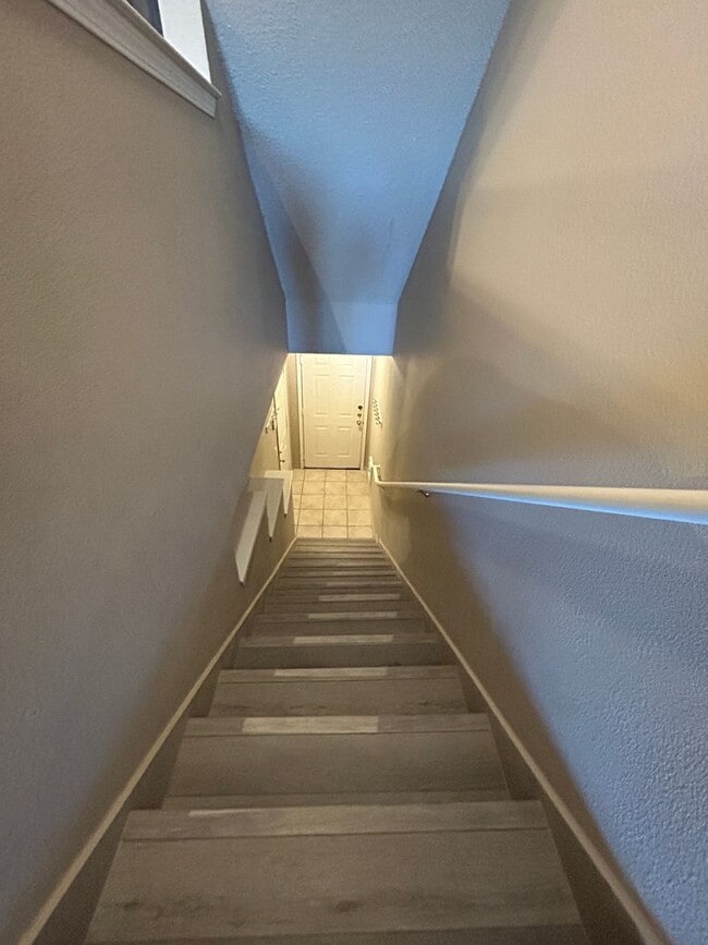 Building Photo - 2Br/2Ba Townhouse with Attached Garage