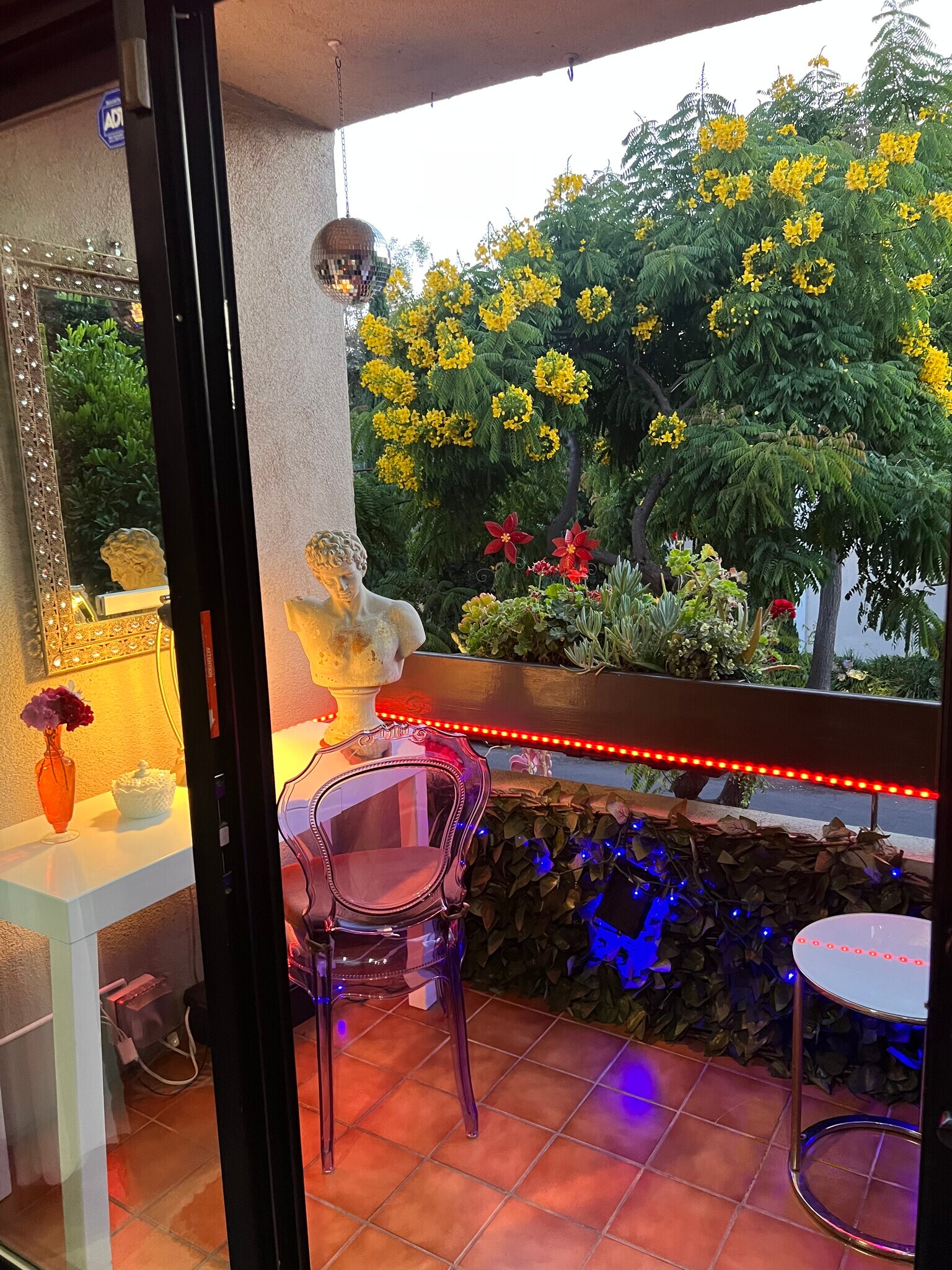 Building Photo - 950 N Kings Rd