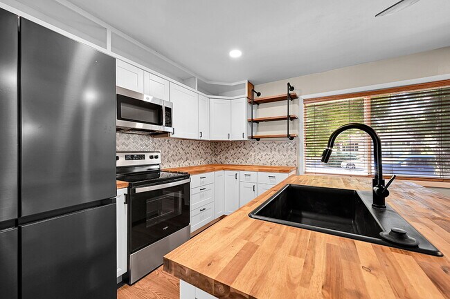 Building Photo - $1,995.00 - 3 Bedrooms, 2 Bathrooms, Single Family Home in Colorado Springs with Fenced Yard!