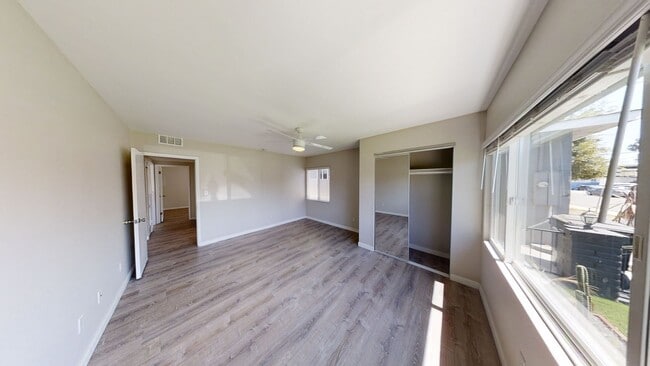 Building Photo - 5BD/2BA, Large Bedrooms!  (Lease out, pend...