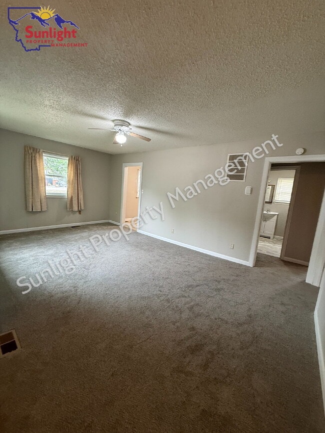Building Photo - One level 2 Bed 1 Bath Single Family with Many Updates