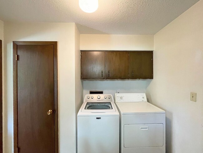 Building Photo - Comfortable 3 Bedroom 2 Bath House in Beau...