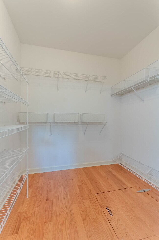 Building Photo - 5 Bedroom Home in Hermitage! Backs Up To T...