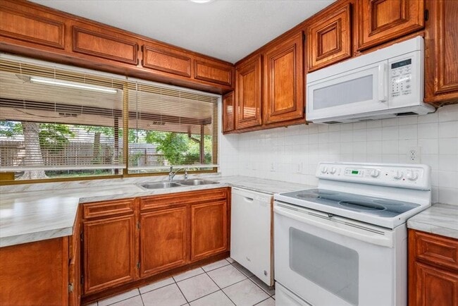 Building Photo - 8630 Valley S Dr