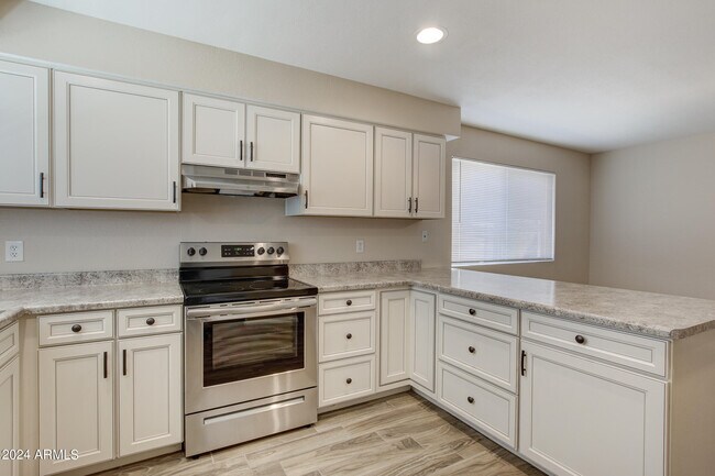 Building Photo - 5111 W Beverly Ln