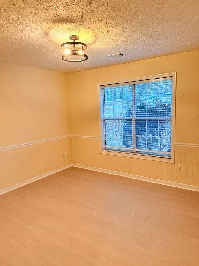 Building Photo - 1360 Avalon Dr