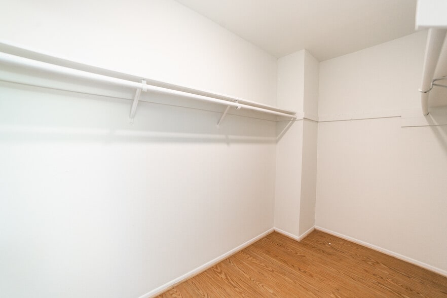 Building Photo - 9743 Reseda Blvd #3