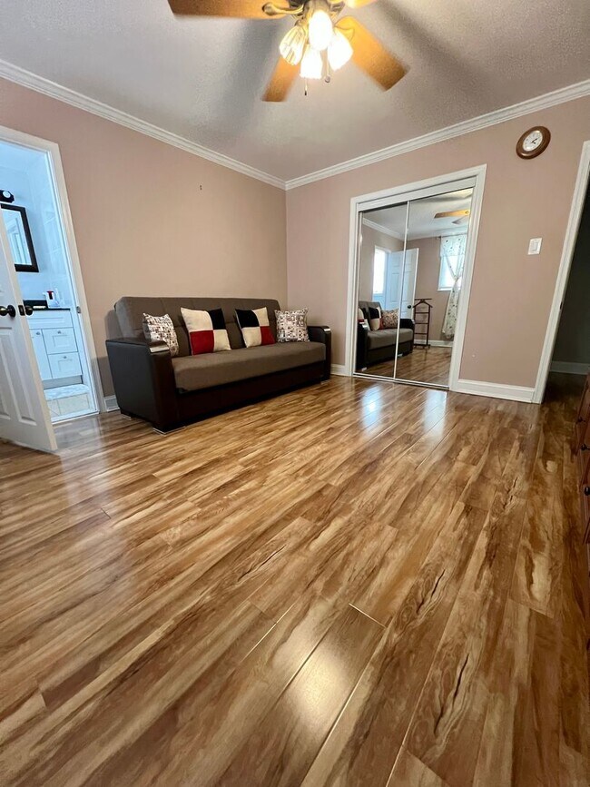 Building Photo - Gorgeous 4-Bedroom Townhome with One-Car Garage! Available NOW!