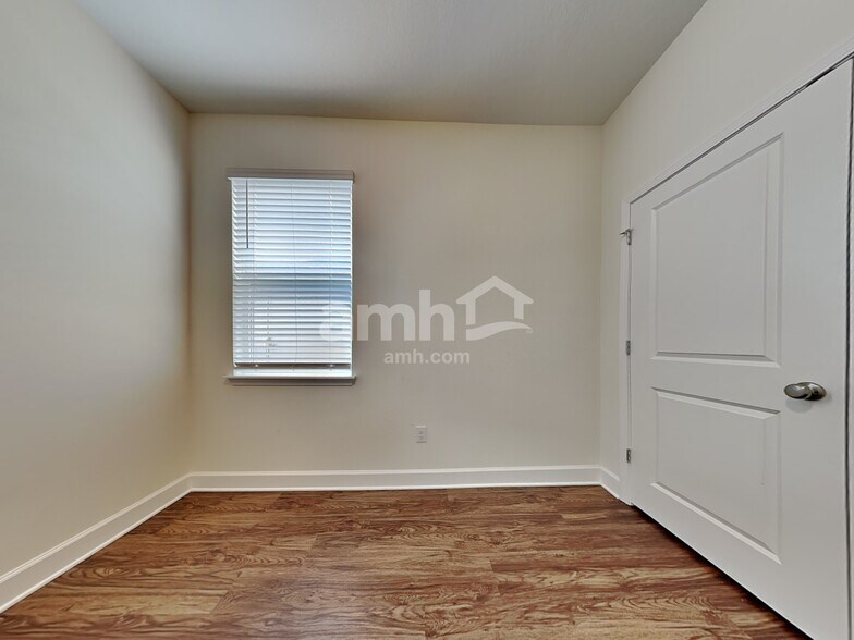 Building Photo - 918 Walden Woods Dr