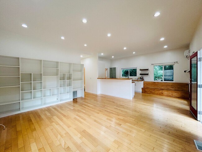 Building Photo - Chic 2-Bed, 2-Bath Home with Gated Yard in...