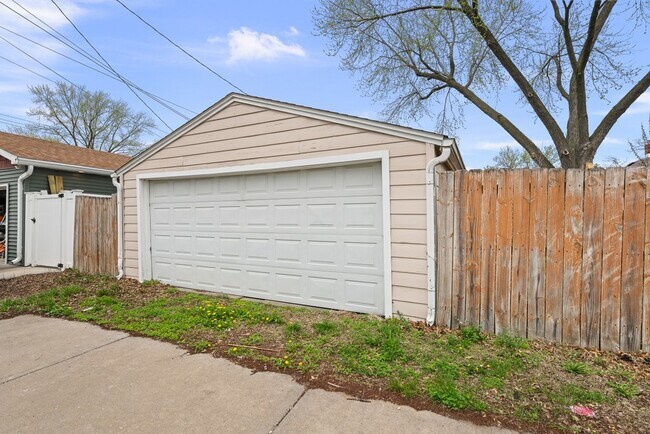 Building Photo - 1815 Cody St