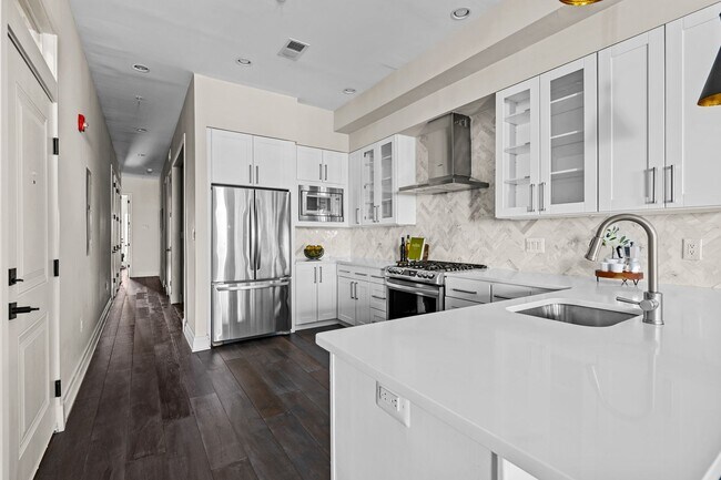 Building Photo - Beautiful 2 bed 2 bath plus den- Parking!!...