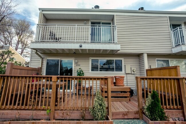 Building Photo - End Unit Townhome for Rent-move in ready N...