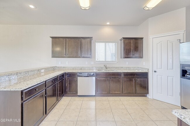 Building Photo - 5601 Valley Maple Dr