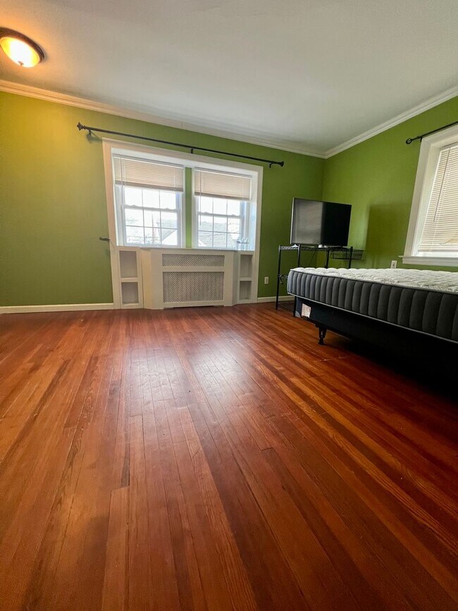 Building Photo - Gorgeous 5-Bedroom Single Family Home in Upper Darby! Available NOW!